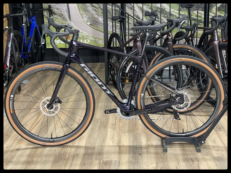 Giant Revolt Advanced Pro 1Gloss Black Currant Medium 2023-1